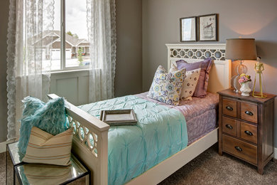 Imagen de dormitorio infantil clásico con paredes grises y moqueta