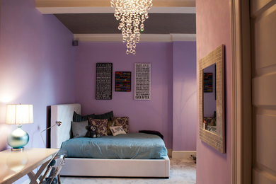 Aménagement d'une chambre d'enfant contemporaine avec moquette et un mur violet.