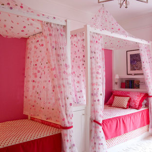 Immagine di una cameretta per bambini chic di medie dimensioni con pareti rosa, moquette e pavimento bianco