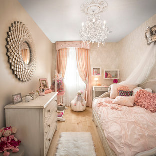 Exempel på ett mellanstort klassiskt flickrum kombinerat med sovrum och för 4-10-åringar, med beige väggar och ljust trägolv