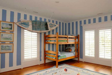 Diseño de dormitorio infantil de 4 a 10 años costero grande con paredes multicolor y suelo de madera en tonos medios