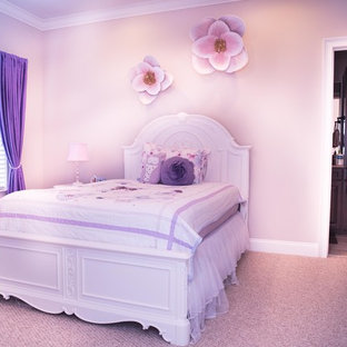 Ispirazione per una cameretta per bambini da 4 a 10 anni stile shabby di medie dimensioni con pareti beige, moquette e pavimento beige