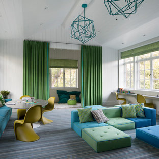 Esempio di una grande cameretta per bambini da 4 a 10 anni classica con pareti bianche, moquette, pavimento multicolore, soffitto in perlinato, soffitto a volta e pareti in perlinato