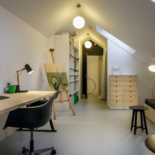 Cette image montre une grand chambre d'enfant nordique avec un bureau, un mur blanc et un sol en linoléum.