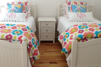 Diseño de dormitorio infantil de 4 a 10 años marinero de tamaño medio con paredes blancas, suelo de madera clara y suelo beige