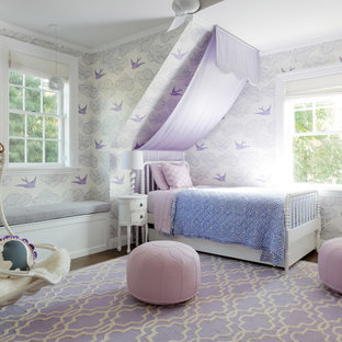 Ispirazione per un'ampia cameretta per bambini da 4 a 10 anni chic con pareti bianche, parquet scuro e pavimento marrone