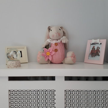 Pink and grey girl's room / vignette