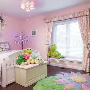 Idee per una cameretta per bambini tradizionale di medie dimensioni con pareti rosa e parquet scuro