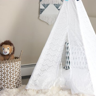 Immagine di una piccola cameretta per bambini da 1 a 3 anni moderna con pareti beige