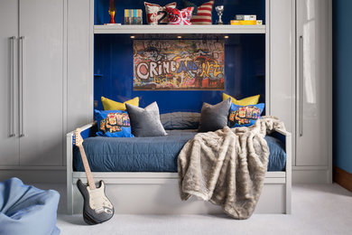 На фото: большая детская в современном стиле с ковровым покрытием, спальным местом, синими стенами и серым полом для подростка, мальчика с