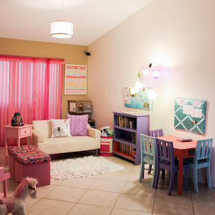 Esempio di una cameretta per bambini da 4 a 10 anni eclettica di medie dimensioni con pareti beige e pavimento con piastrelle in ceramica