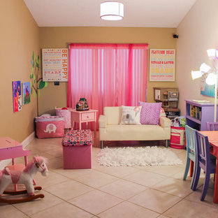 Mittelgroßes, Neutrales Stilmix Kinderzimmer mit Spielecke, beiger Wandfarbe, Keramikboden und beigem Boden in Miami