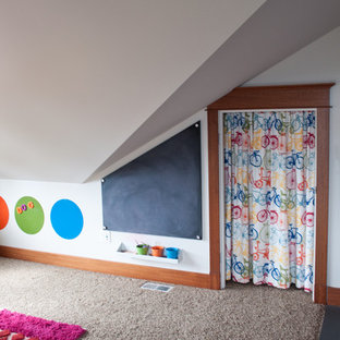 Cette image montre une grand chambre d'enfant de 4 à 10 ans craftsman avec un mur blanc, moquette et un sol beige.