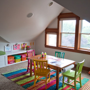 Esempio di una grande cameretta per bambini da 4 a 10 anni american style con pareti bianche, moquette e pavimento beige