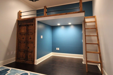 Imagen de dormitorio infantil de 4 a 10 años actual grande con paredes azules, suelo de madera oscura y suelo marrón