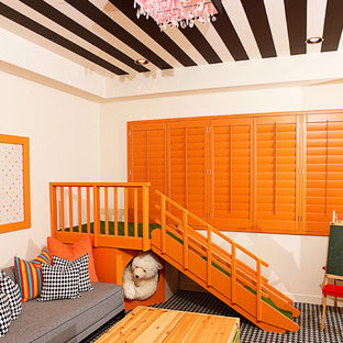 Foto di una cameretta per bambini design con pareti beige, moquette e pavimento multicolore