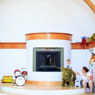Immagine di una cameretta per bambini da 4 a 10 anni american style di medie dimensioni con pareti bianche e parquet chiaro