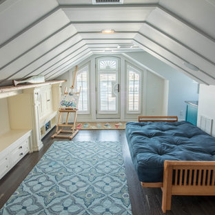 Esempio di una grande cameretta per bambini stile americano con pareti grigie, parquet scuro e pavimento marrone