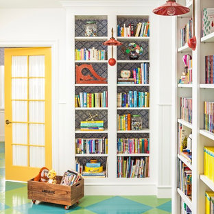 Immagine di una cameretta per bambini da 4 a 10 anni country di medie dimensioni con pavimento in legno verniciato, pareti bianche e pavimento multicolore