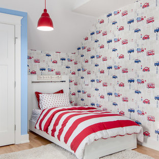 Réalisation d'une chambre d'enfant de 1 à 3 ans tradition de taille moyenne avec un mur multicolore et un sol en bois brun.
