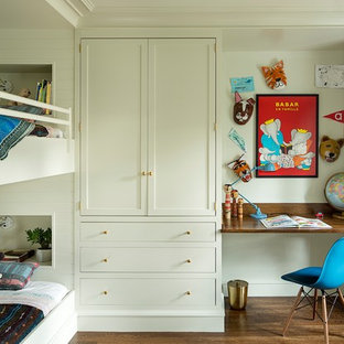 Foto di una cameretta per bambini chic di medie dimensioni con parquet scuro, pavimento marrone e pareti bianche