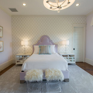 Ispirazione per un'ampia cameretta per bambini shabby-chic style con pareti multicolore, parquet scuro e pavimento marrone