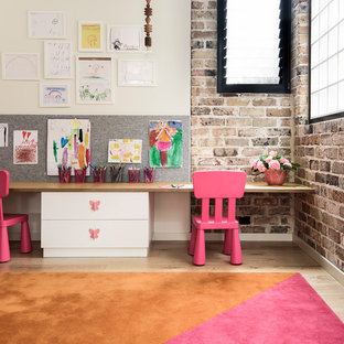 Foto di una cameretta per bambini da 4 a 10 anni industriale con parquet chiaro e pareti multicolore