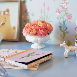 Inredning av ett shabby chic-inspirerat stort flickrum kombinerat med sovrum och för 4-10-åringar, med blå väggar och heltäckningsmatta