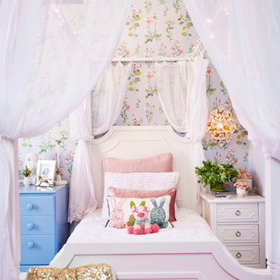 Esempio di una grande cameretta per bambini da 4 a 10 anni stile shabby con pareti blu e moquette