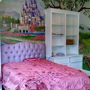 Foto di una cameretta per bambini da 4 a 10 anni tradizionale di medie dimensioni con pareti multicolore e parquet scuro