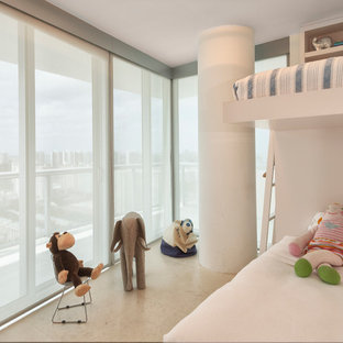 Immagine di una piccola cameretta da letto da 4 a 10 anni design con pareti bianche e pavimento in pietra calcarea
