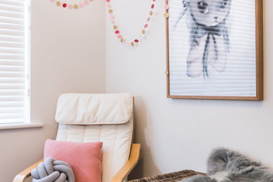 Imagen de dormitorio infantil de 1 a 3 años nórdico de tamaño medio con paredes blancas, moqueta y suelo gris