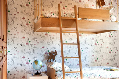 Imagen de dormitorio infantil de 4 a 10 años campestre grande con paredes multicolor