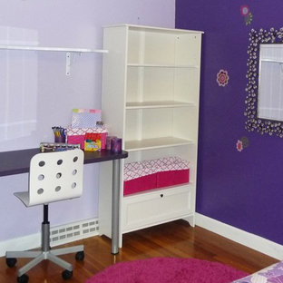 Idee per una piccola cameretta per bambini da 4 a 10 anni minimalista con pareti viola e pavimento in legno massello medio