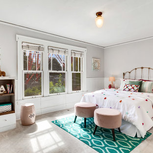 Réalisation d'une grand chambre d'enfant craftsman avec un mur gris et moquette.