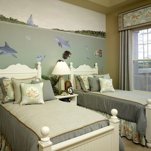 Ispirazione per una cameretta per bambini tropicale con pareti beige, moquette e pavimento beige