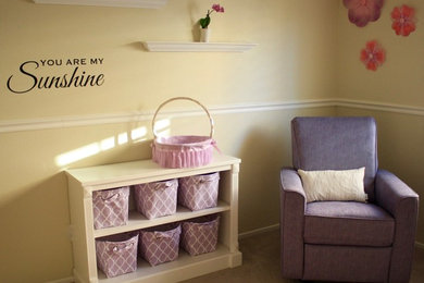 Ejemplo de dormitorio infantil de 1 a 3 años clásico de tamaño medio con paredes beige, moqueta y suelo marrón