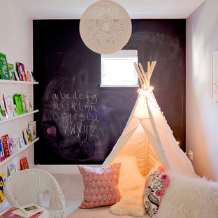 Diseño de dormitorio infantil de 4 a 10 años, ecléctico, pequeño, con moqueta y paredes multicolor