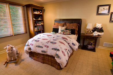 Inspiration för ett vintage pojkrum kombinerat med sovrum och för 4-10-åringar, med beige väggar och heltäckningsmatta