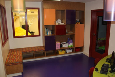Ejemplo de dormitorio infantil contemporáneo grande con paredes blancas y suelo violeta