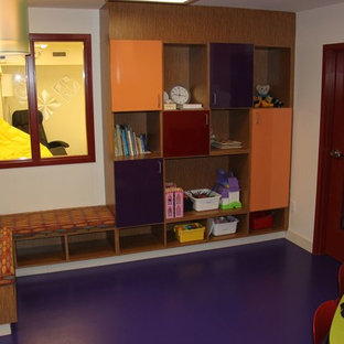 Idées déco pour une grand chambre d'enfant contemporaine avec un mur blanc et un sol violet.