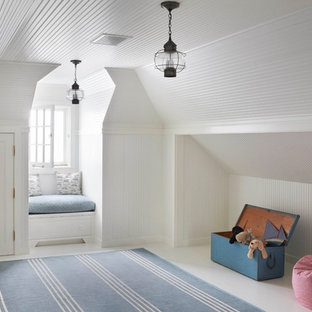 Imagen de dormitorio infantil de 4 a 10 años, marinero, de tamaño medio, con paredes blancas y suelo de madera pintada
