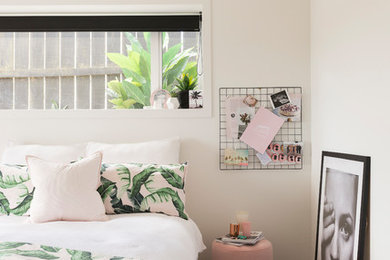 Idéer för ett modernt barnrum kombinerat med sovrum, med vita väggar, heltäckningsmatta och grått golv