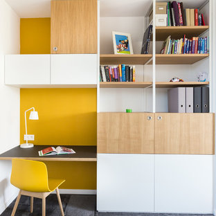 Cette photo montre une chambre d'enfant tendance avec moquette, un mur multicolore et un sol noir.