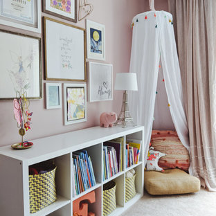 Idee per una cameretta per bambini da 4 a 10 anni classica di medie dimensioni con pareti rosa, moquette e pavimento beige