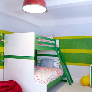 Ispirazione per una grande cameretta per bambini da 4 a 10 anni boho chic con moquette e pareti multicolore