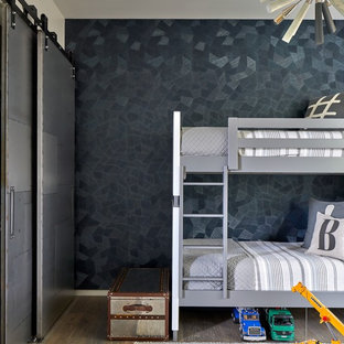 Immagine di una cameretta per bambini da 4 a 10 anni minimal con pareti nere e parquet scuro
