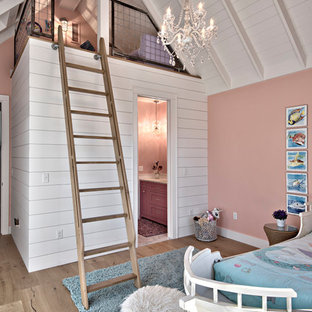 Foto di una grande cameretta per bambini da 4 a 10 anni classica con pareti rosa, parquet chiaro e pavimento marrone
