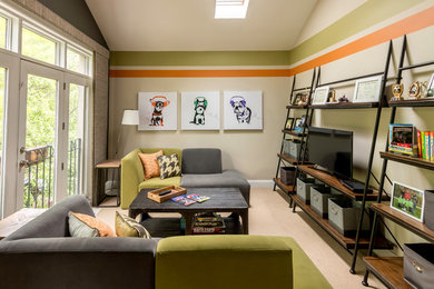 Immagine di una cameretta per bambini classica di medie dimensioni con pareti multicolore, moquette e pavimento beige