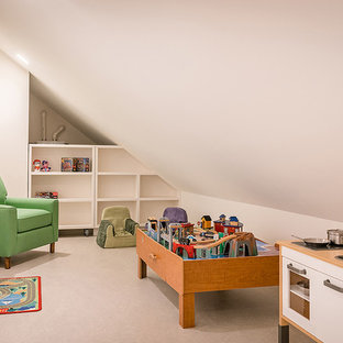 Ispirazione per una cameretta per bambini costiera di medie dimensioni con pareti bianche, pavimento in laminato e pavimento grigio